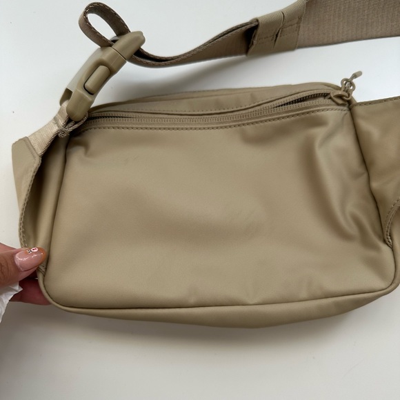Lululemon Everywhere Belt Bag 2L (trench) - Picture 5 of 5